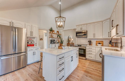 Stanton Cottage | Modern Farmhouse 5 miles to Blue Oval!