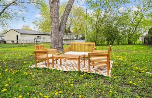 Streamwood House | Modern Farmhouse w King Bed Near Shopping