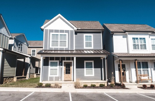 Cookeville House | Modern Farmhouse with Golf Course Views