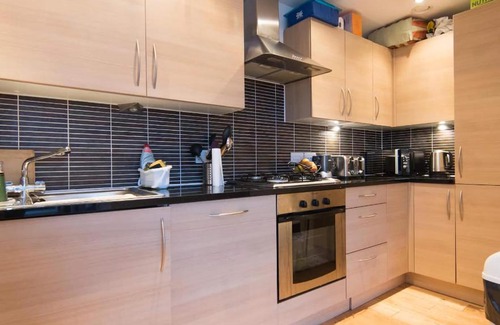 Glasgow Westend Apartment | Modern Finneston City View Apartment