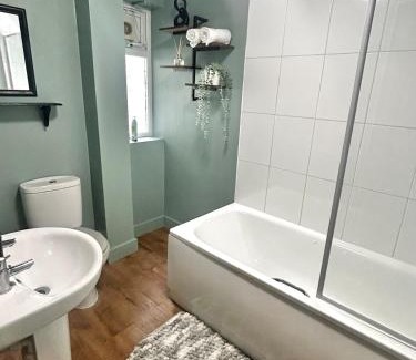 Rushmoor District Apartment | Modern Flat in Aldershot- sleeps 4