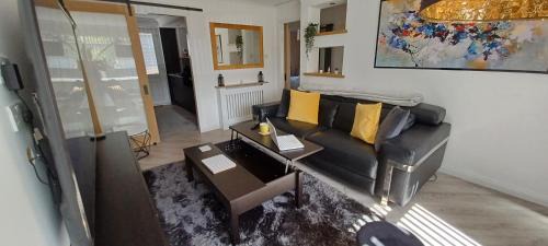 Kilwinning Apartment | Modern flat in quiet residential cul-de-sac