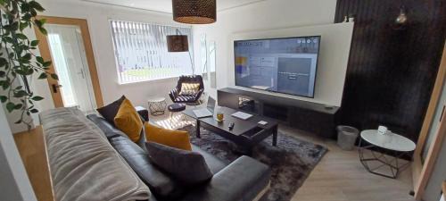 Kilwinning Apartment | Modern flat in quiet residential cul-de-sac