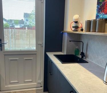 Kilwinning Apartment | Modern flat in quiet residential cul-de-sac