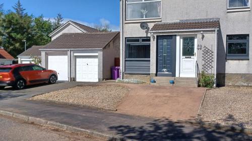 Kilwinning Apartment | Modern flat in quiet residential cul-de-sac