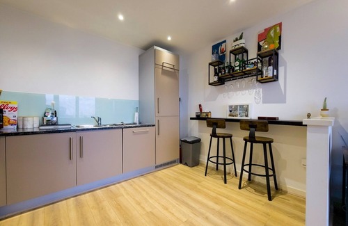 Stepney Green Apartment | Modern Flat w/Skyline Views|PTK