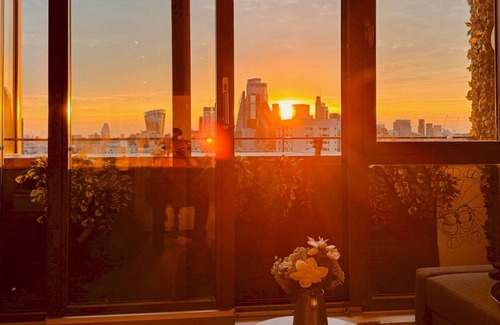 Stepney Green Apartment | Modern Flat w/Skyline Views|PTK