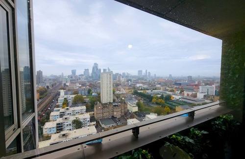 Stepney Green Apartment | Modern Flat w/Skyline Views|PTK