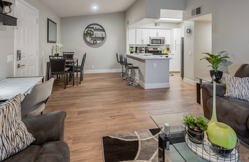 Roseville Apartment | Modern, Furnished Apartment Close To Shops/Dining