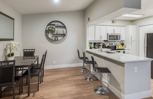 Roseville Apartment | Modern, Furnished Apartment Close To Shops/Dining