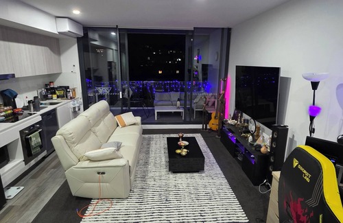 Dee Why Apartment | Modern Furnished Studio in heart of Dee Why | 5 minutes to Beach | Parking Inc