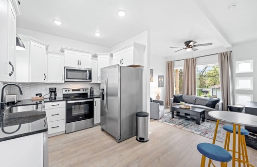 Clarksville House | Modern Getaway walkable to Downtown Clarksville!