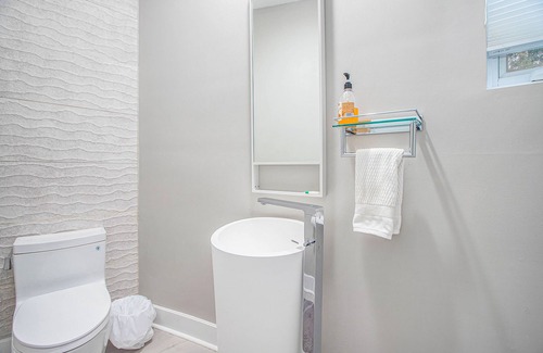 Union Pier House | Modern getaway with private beach, tennis court, free WiFi, & more