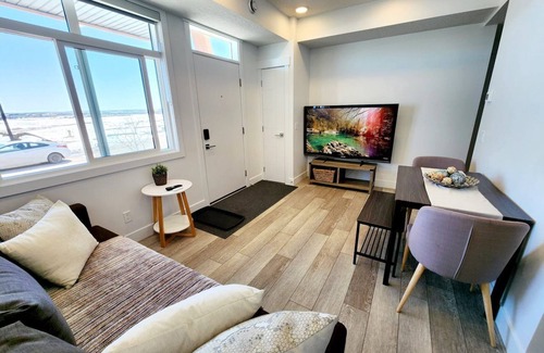 Southeast Calgary Condo | Modern Ground-Level Condo, Private Entrance, Walk to Shops, YMCA, Sleeps 4