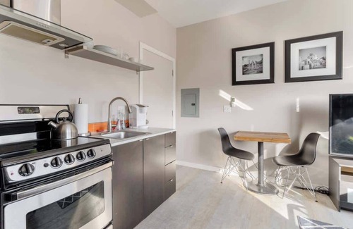 Belmont Apartment | Modern Hawthorne Studio - Food Carts & Local Shops