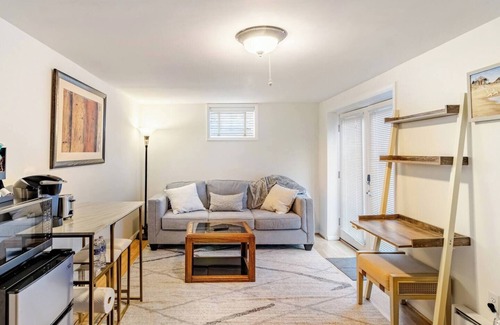 Annapolis House | Modern Hideaway Near Downtown Annapolis and close to the U.S. Naval Academy