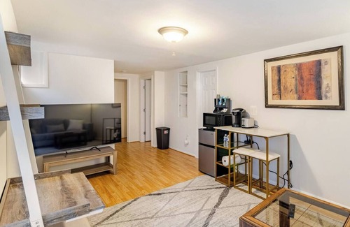 Annapolis House | Modern Hideaway Near Downtown Annapolis and close to the U.S. Naval Academy