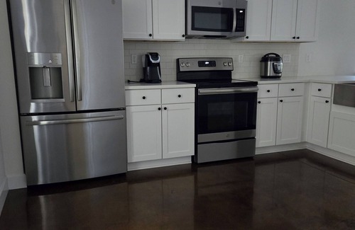 Urban Core House | Modern & Historic quiet house near Arenas|Yard|No Pet fees|R&R |Street Parking