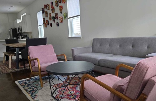 Urban Core House | Modern & Historic quiet house near Arenas|Yard|No Pet fees|R&R |Street Parking