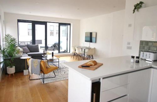Worthing House | Modern Home for Small Groups by Stones Throw Apartments - Free Parking - Sea View