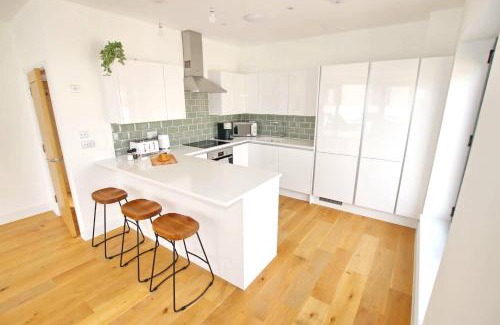 Worthing House | Modern Home for Small Groups by Stones Throw Apartments - Free Parking - Sea View
