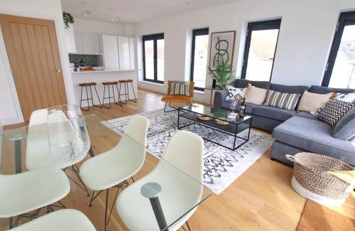 Worthing House | Modern Home for Small Groups by Stones Throw Apartments - Free Parking - Sea View