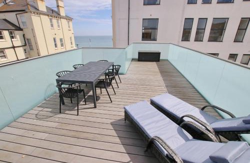 Worthing House | Modern Home for Small Groups by Stones Throw Apartments - Free Parking - Sea View