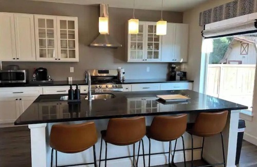 Sumner House | Modern home in downtown Sumner, WA