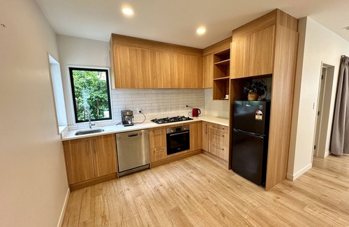 Hauraki Villa | Modern Home Takapuna | WI-FI | near Beach & CBD