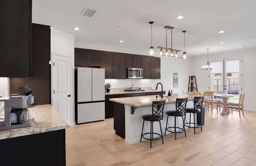 Hanford House | Modern Home w/Large Backyard, Office & EV Charger