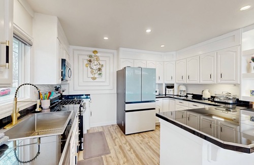 Campbell Park House | Modern home w/water and mountain views, spacious deck, BBQ, & nearby activities