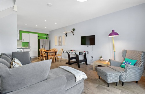 Brighton House | Modern Home with Parking. Business and Leisure