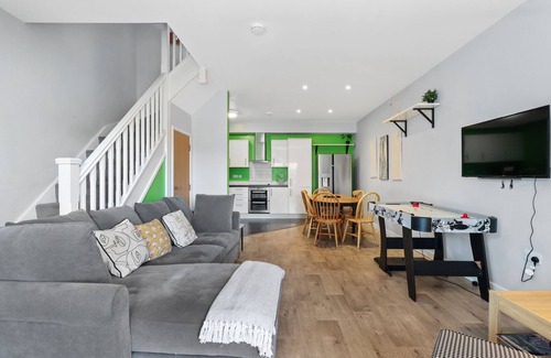 Brighton House | Modern Home with Parking. Business and Leisure