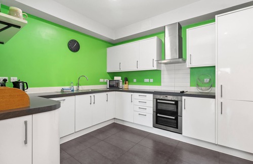 Brighton House | Modern Home with Parking. Business and Leisure