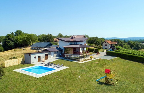 Popovaca House | Modern home with pool and view