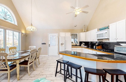 Ocean Pines House | Modern home with screened deck, central AC, washer/dryer & well-equipped kitchen