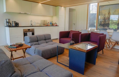 Bangor House | Modern House 800m from Herlin Beach with Garden, WiFi, and Breakfast Included