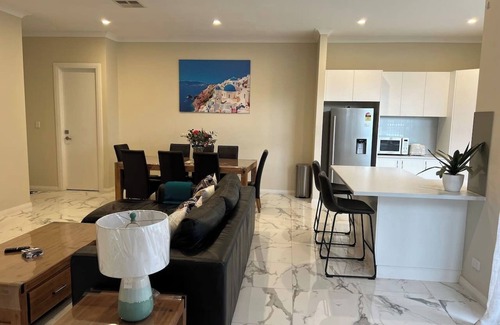 Seaton House | Modern house between Airport and Sea