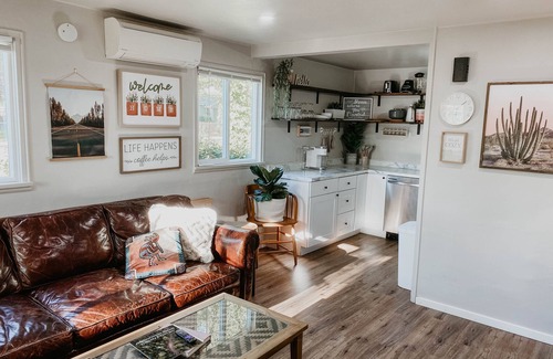 Grants Pass House | Modern House in the Heart of Grants Pass with Hot Tub and Fire Pit