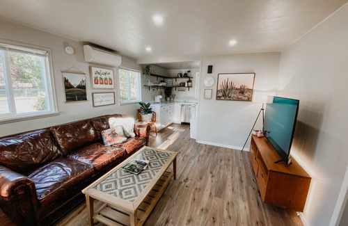 Grants Pass House | Modern House in the Heart of Grants Pass with Hot Tub and Fire Pit