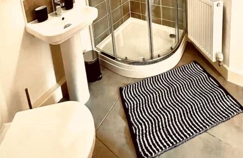 Wakefield House | Modern house in Wakefield city centre with parking