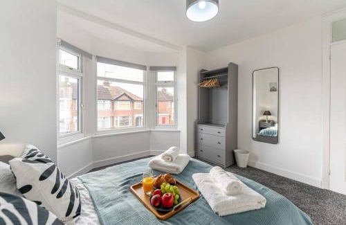 Coventry House | Modern House, Sleeps 5 in Central Coventry