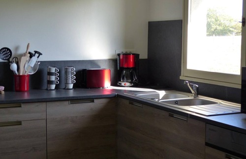 Vaumas Cottage | Modern house with garden, pets allowed, linens included