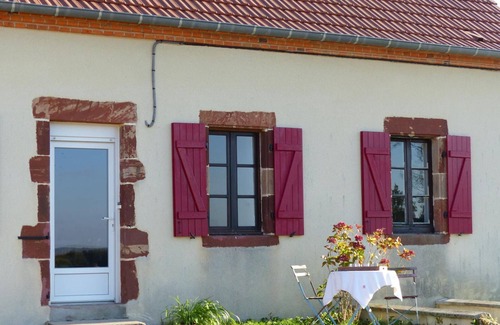 Vaumas Cottage | Modern house with garden, pets allowed, linens included