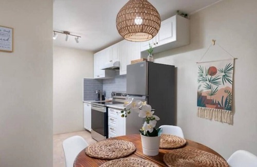 Lascelles House | Modern House with Queen beds 7 mins drive to beach