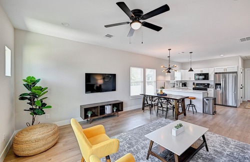 Northside Apartment | Modern HTX Apt: Free Wi-Fi, A/C, Full Kitchen, Free Parking