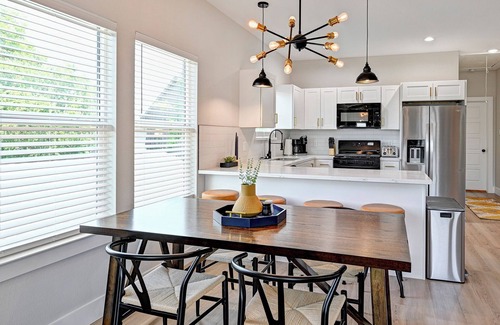 Northside Apartment | Modern HTX Apt: Free Wi-Fi, A/C, Full Kitchen, Free Parking