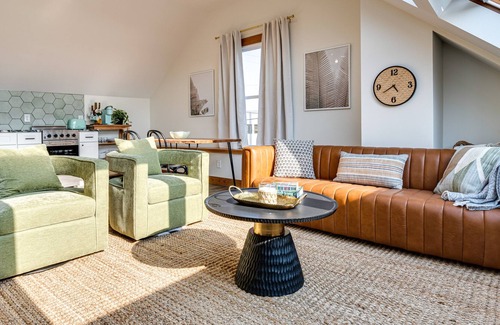 Market East District Apartment | Modern Indianapolis Condo Near Monument Circle!