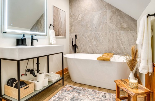 Market East District Apartment | Modern Indianapolis Condo Near Monument Circle!