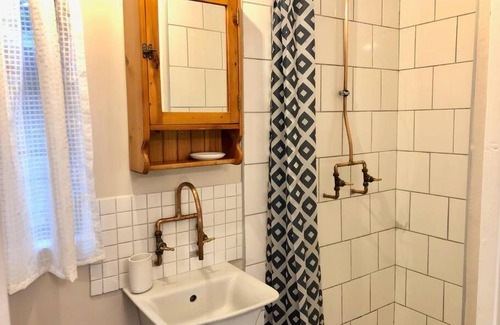 Warner Beach Apartment | Modern Industrial Cottage